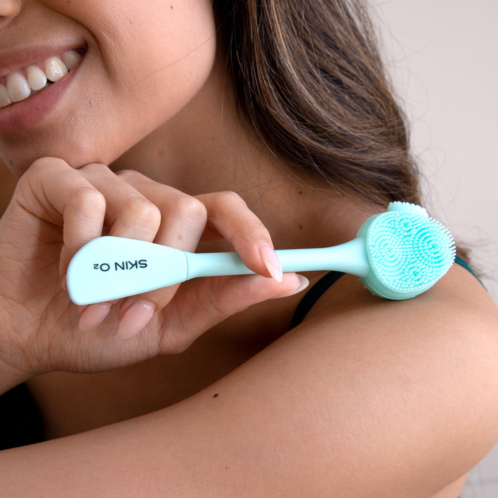 منظف الوجه وفرشاة القناع