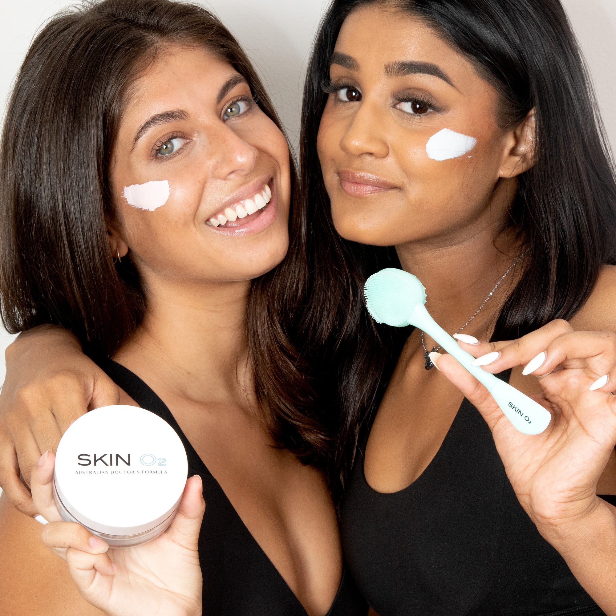 منظف الوجه وفرشاة القناع