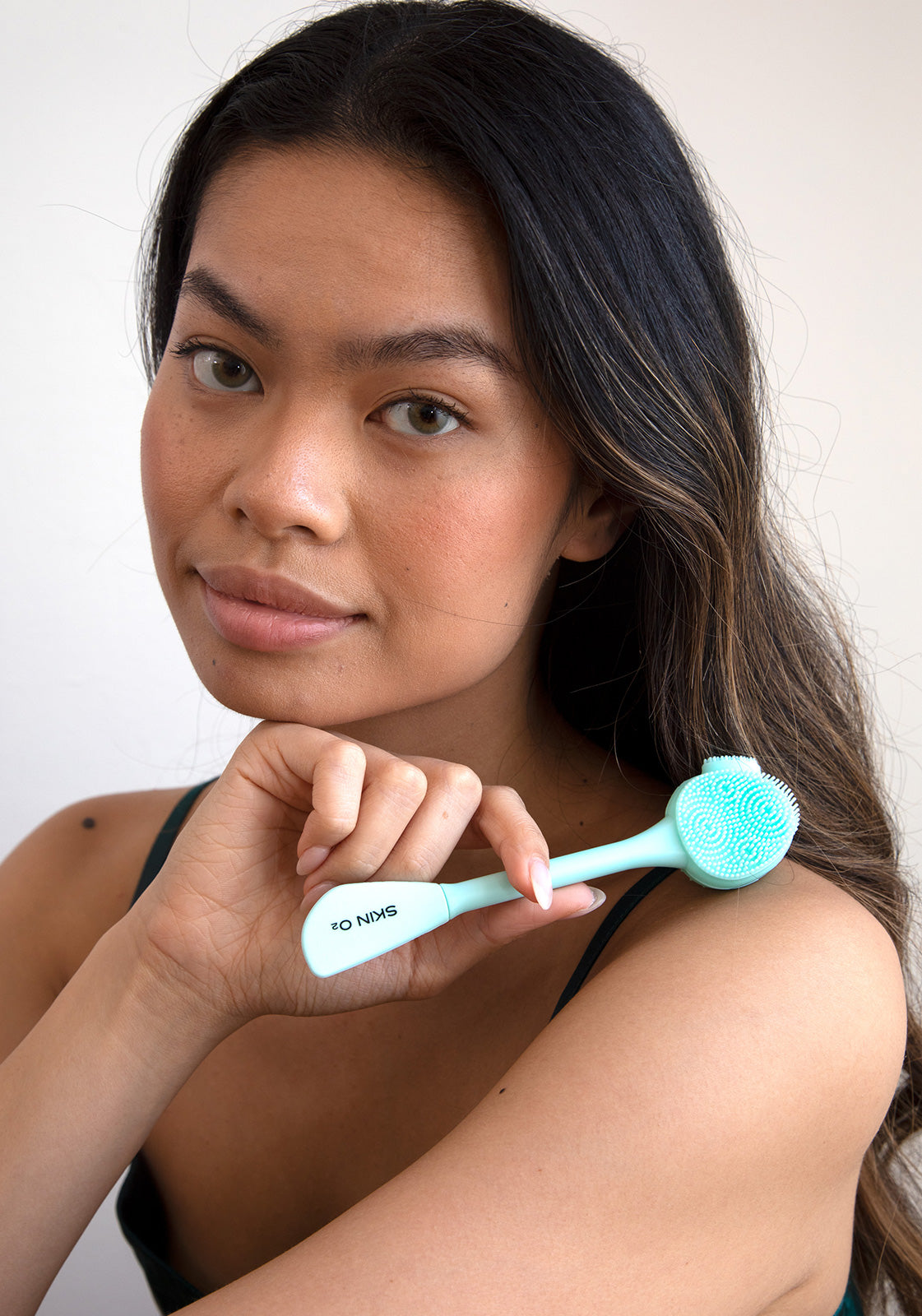 منظف الوجه وفرشاة القناع