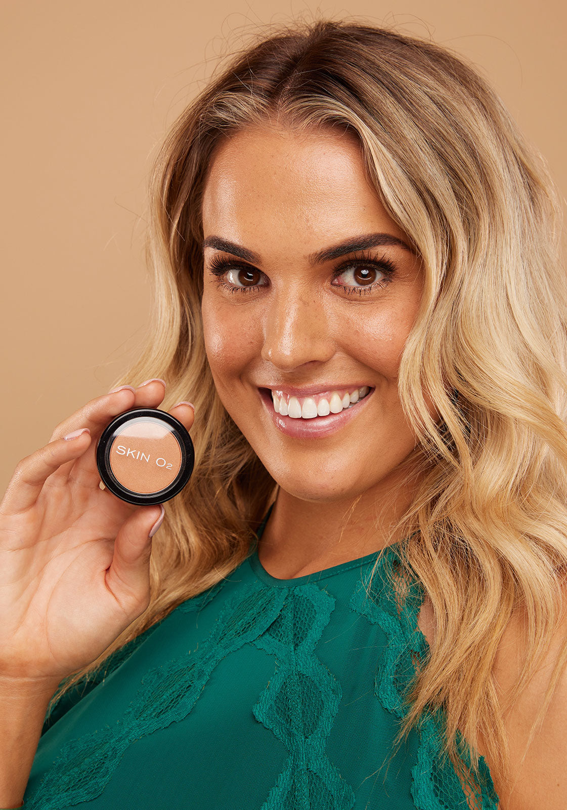 أحمر الخدود المعدنية